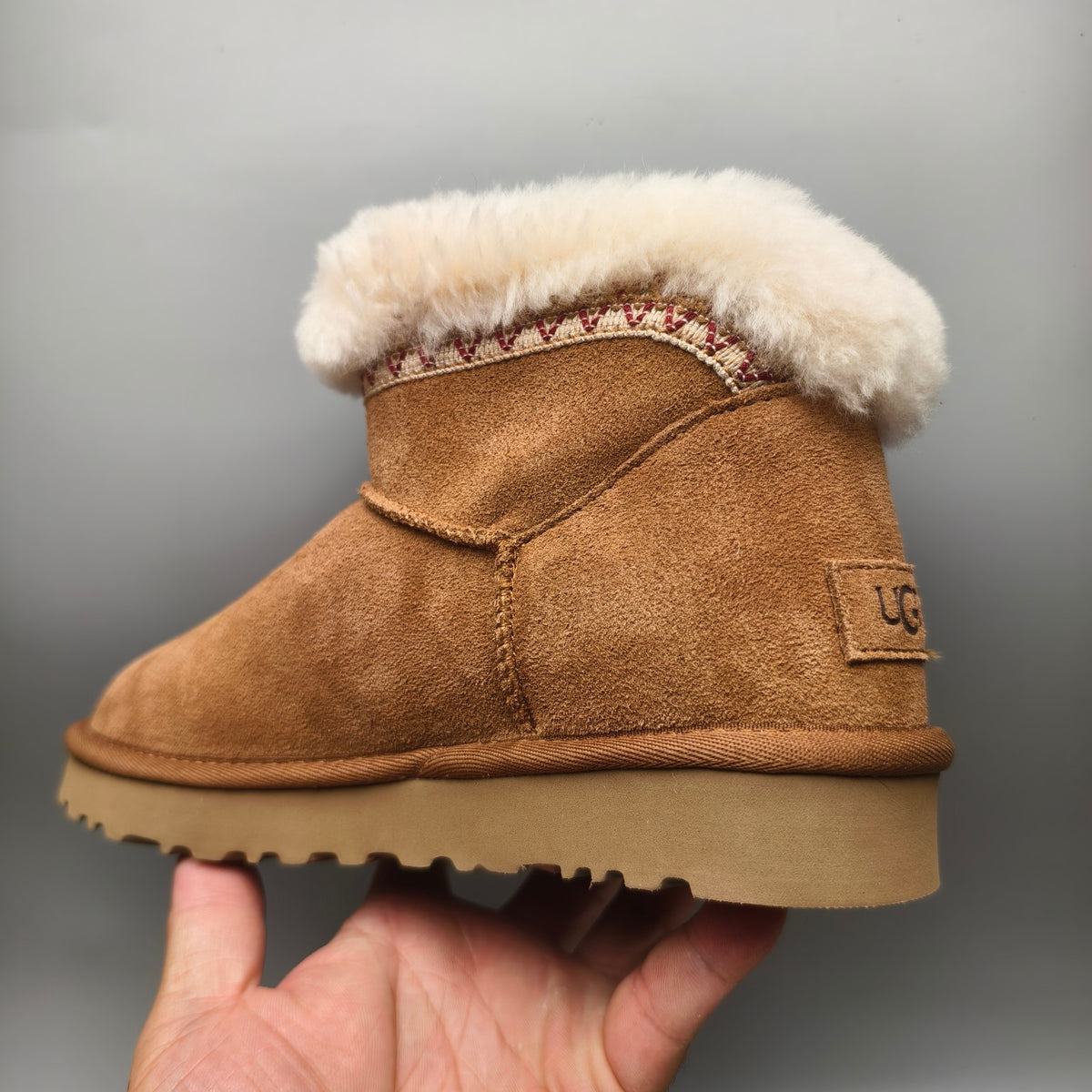 Folk-Inspired Low-Top Casual Shoes - Chestnut, Model 4496