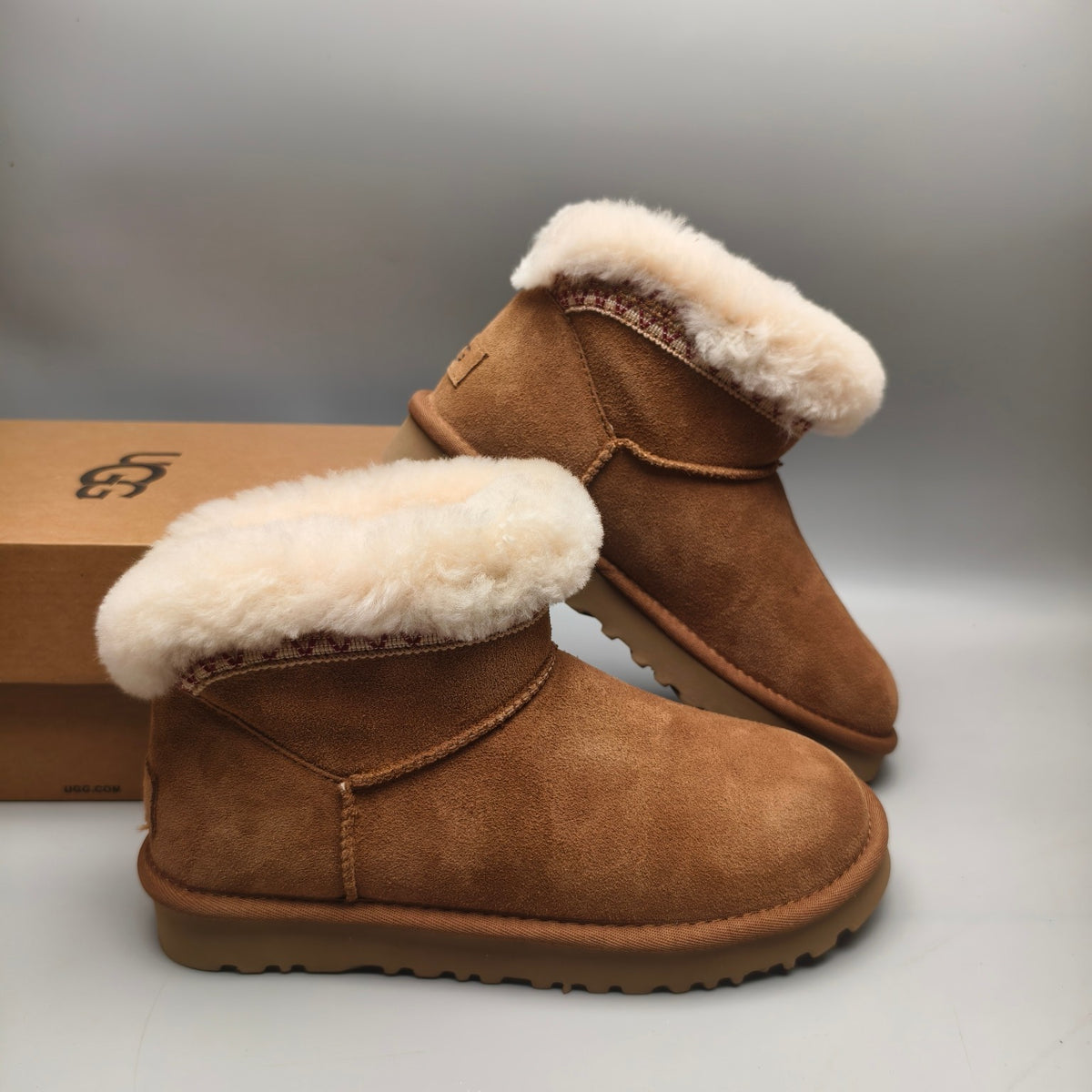Folk-Inspired Low-Top Casual Shoes - Chestnut, Model 4496