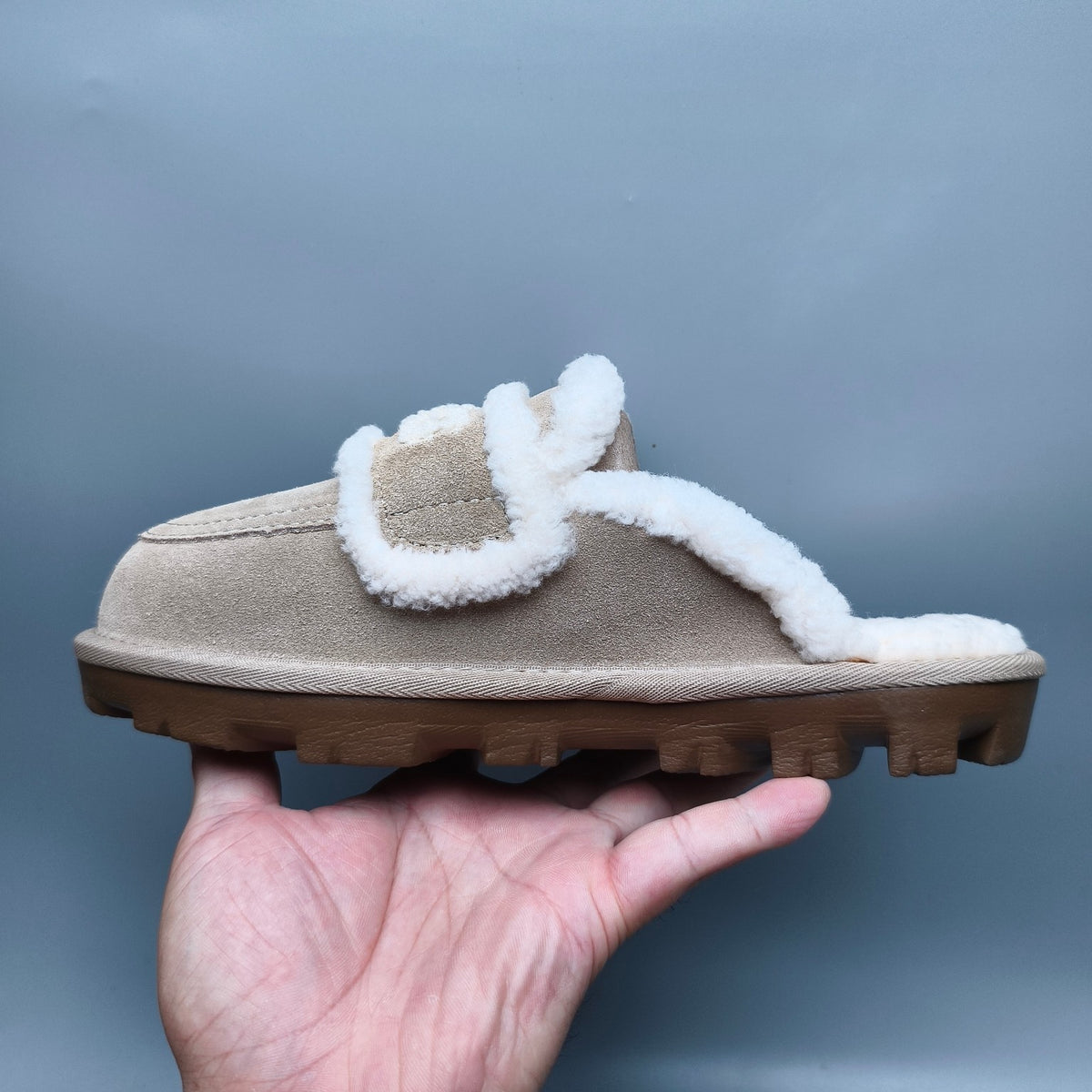Curly Plush Logo Slippers - Sand, Model 1206